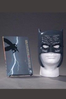 Batman The Dark Knight Returns TP Book & Mask Set (Inglés)